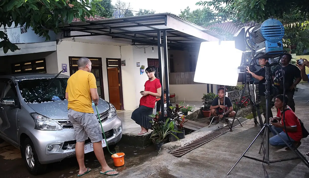 Main di sinetron judul terbarunya, aktris yang akrab disapa Ciki ini mengaku baru pertama kali bertemu dengan beberapa pemain yang menjadi lawan mainnya saat ini. Seperti Gio dan Rifky Balwel. (Bambang E. Ros/Bintang.com)