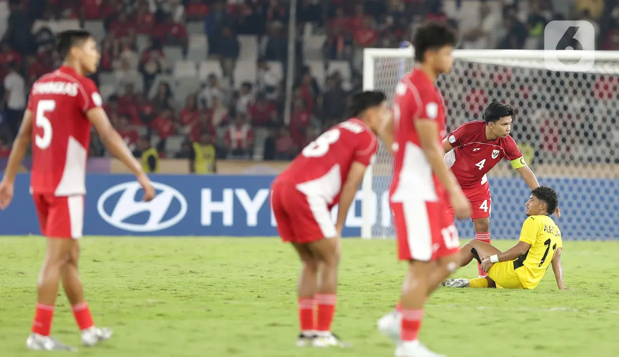 Hingga babak kedua berakhir, skor 0-0 tetap bertahan sama kuat untuk kedua tim. Berkat hasil imbang ini, Timnas Indonesia U-23 finis sebagai juara grup A dan lolos ke babak semifinal. Sementara Malaysia tertahan di peringkat ketiga dan dipastikan gugur. (Liputan6.com/Helmi Fithriansyah)