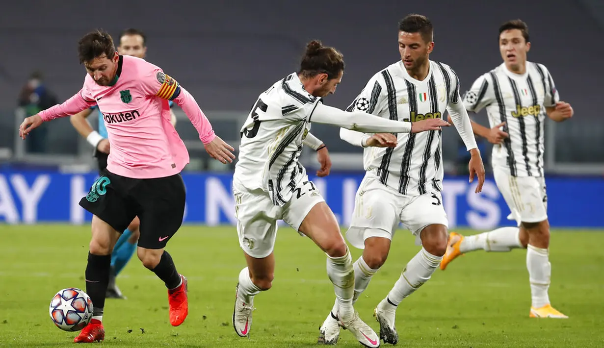 Pemain Barcelona Lionel Messi (kiri) menjauh dari pemain Juventus Adrien Rabiot pada pertandingan Grup G Liga Champions di Allianz Stadium, Turin, Italia, Rabu (28/10/2020). Barcelona menaklukkan Juventus 2-0. (AP Photo/Antonio Calanni)