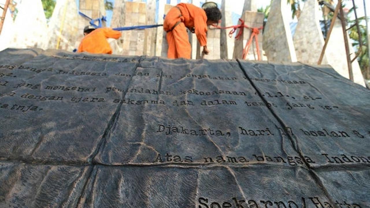 Melihat perawatan patung Soekarno-Hatta di Tugu Proklamasi