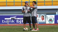 Mario Gomez saat memantau latihan pemain Persib (Liputan6.com/Kukuh Saokani)