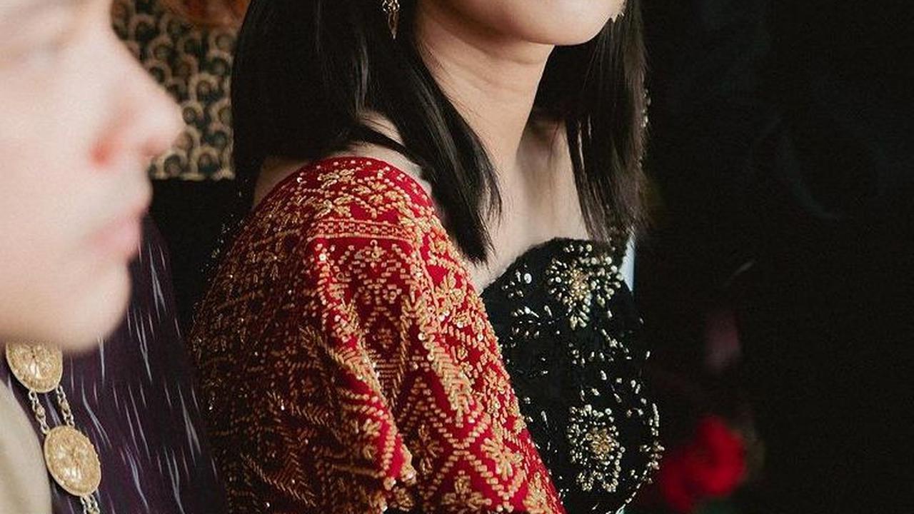 Si cantik Aurelie Moeremans juga tampak hadir di Istana Merdeka. Cukup sederhana, Aurelie memadukan busana adat dengan make up tipis dan rambut digerai lurus.