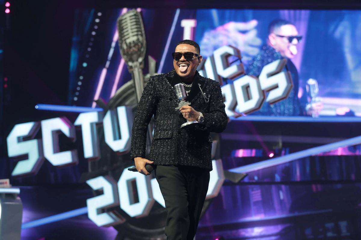 FOTO: Rizky Febian dan Adrian Khalif Raih Tiga Piala SCTV Music Awards 2026