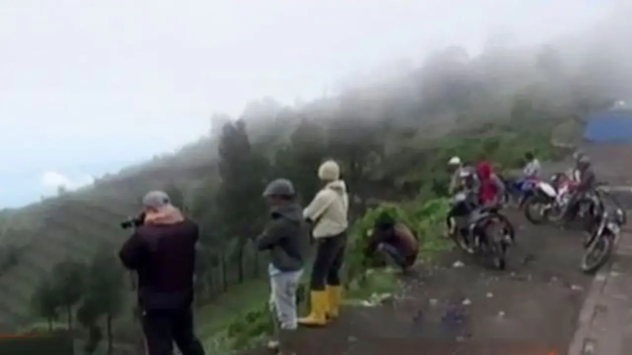 VIDEO: Nikmati Libur Akhir Tahun dengan Pemandangan Erupsi Bromo