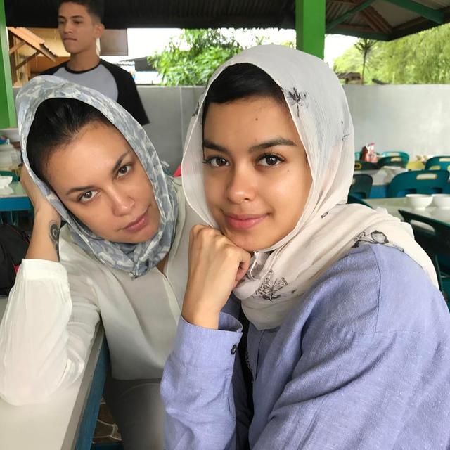 6 Potret Cantik Sophia Latjuba saat Pakai Hijab Ini Bikin Pangling