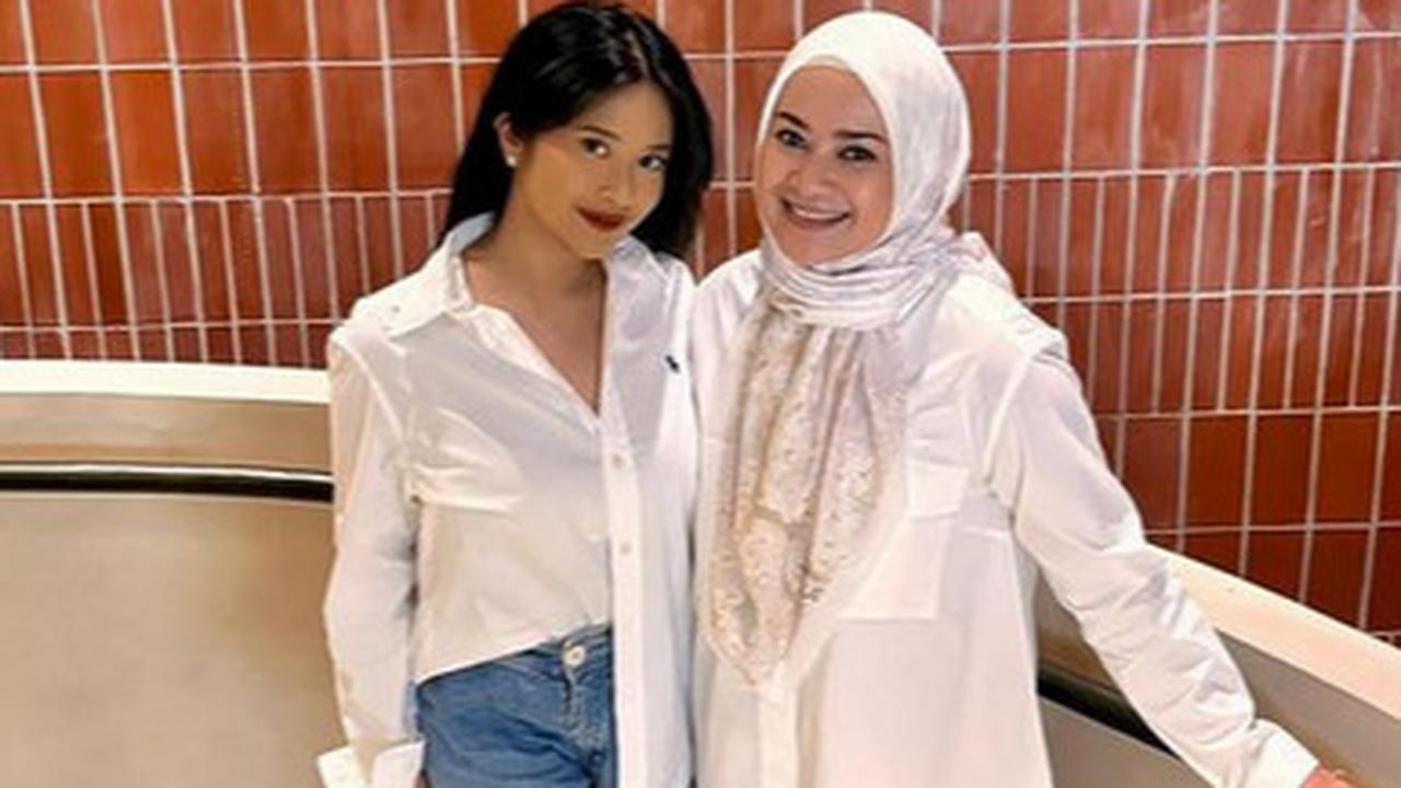 Potret Ikke Nurjanah Bareng Putri Cantiknya Adira Kania Kompak Berbusana Putih, Disebut Makin Mirip Bak Kembar