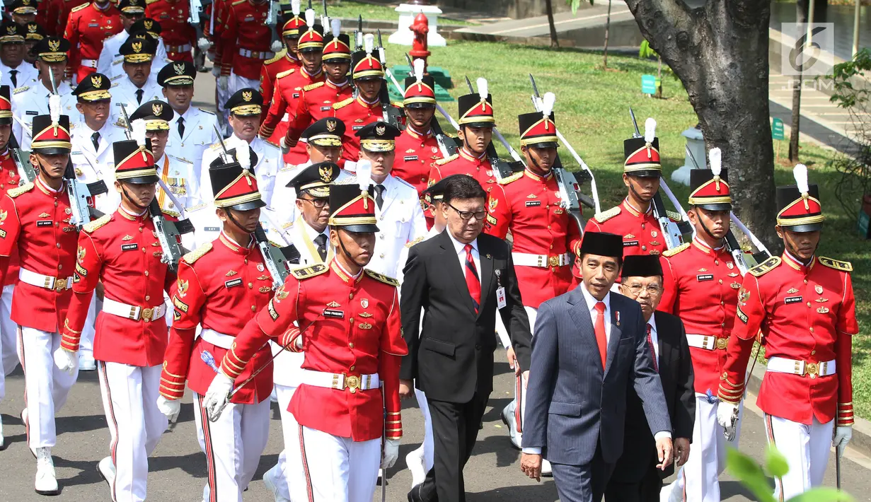 Presiden Joko Widodo atau Jokowi bersama Wakil Presiden Jusuf Kalla (JK) mengarak sembilan gubernur dan wakil gubernur hasil Pilkada 2018 untuk dilantik di Istana Negara, Jakarta, Rabu (5/9). (Liputan6.com/HO/Wan)