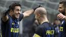 Pemain Inter Milan, Eder (kiri) merayakan golnya ke gawang Empoli bersama rekan-rekannya pada lanjutan Serie A Italia di  Giuseppe Meazza stadium, Milan, (12/2/2017).  Inter Milan menang 2-0.  (AP/Luca Bruno)
