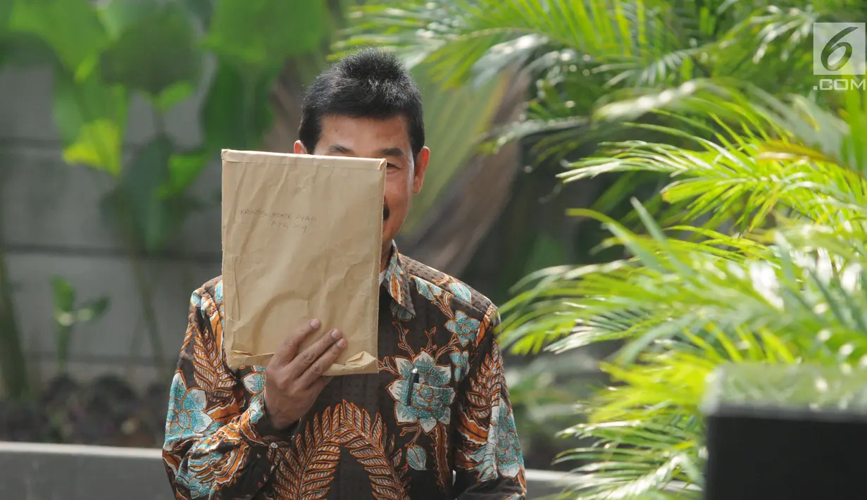 Bupati Solok Selatan Muzni Zakaria berjalan masuk akan menjalani pemeriksaan oleh penyidik di Gedung KPK, Jakarta, Jumat (21/06/2019). Muzni Zakaria diperiksa sebagai tersangka terkait kasus korupsi pengadaan barang dan jasa di Kabupaten Solok Selatan. (merdeka.com/Dwi Narwoko)