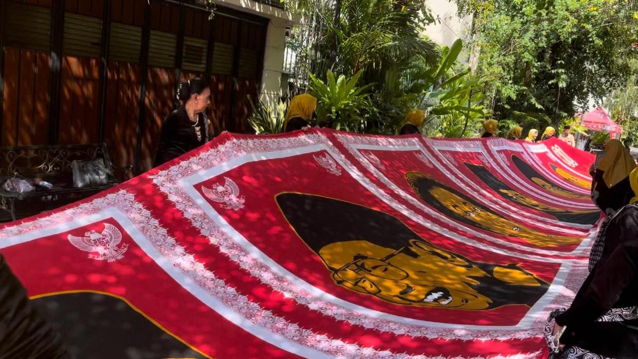 Datangi Rumah Jokowi di Solo, Puluhan Emak-Emak Asal Depok Bentangkan Spanduk 27 Meter