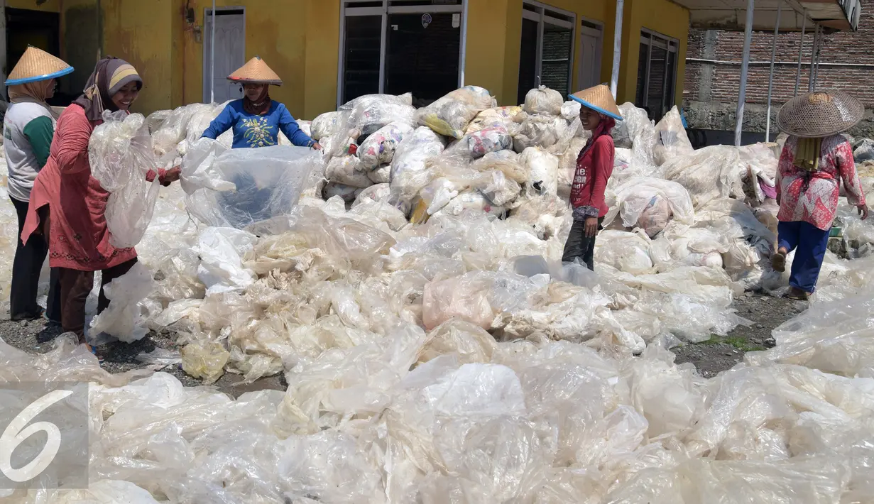 Sejumlah pekerja memilah sampah plastik sebelum proses daur ulang di Desa Tanjungrejo, Kecamatan Jekulo, Kudus, Jawa Tengah (6/1/2016). Warga memanfaatkan sampah plastik yang ada di TPA Tanjungrejo untuk  menjadi nilai ekonomi desa. (Liputan6.com/Gholib)