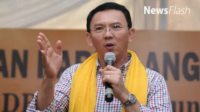 Seorang pria paruh baya mendorong istrinya di kursi roda untuk menemui Gubernur DKI Jakarta Basuki Tjahaja Purnama atau Ahok. 