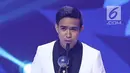 Penyanyi dangdut Fildan DA menerima piala untuk kategori penyanyi dangdut pendatang baru pria terbaik dalam ajang Indonesian Dangdut Awards 2017 di Studio 6 EMTEK CITY, Jakarta, Jumat (13/10). (Liputan6.com/Herman Zakharia)