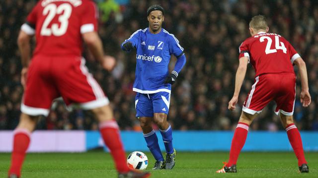 Ronaldinho menjadi motor Tim Sisa Dunia melawan para legenda Inggris Raya dalam laga amal yang diselenggarakan oleh UNICEF di Old Trafford, Sabtu (14/11/2015).