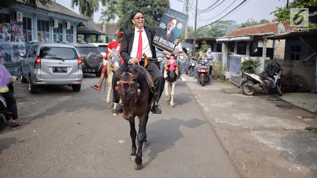 Promosi Buku, Tung Desem Waringin Berkuda di Jalanan
