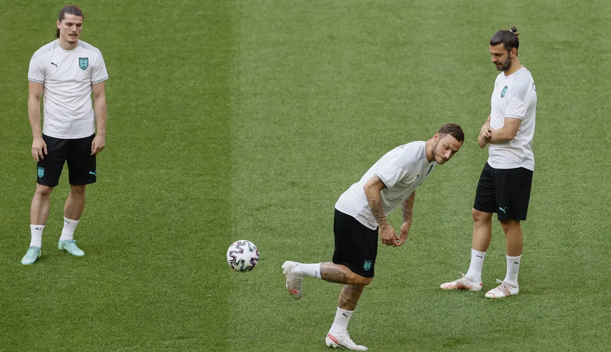 Penyerang timnas Austria, Marko Arnautovic (tengah) menendang bola saat latihan di Johan Cruyff ArenA di Amsterdam, Rabu (16/6/2021). Belanda akan berhadapan dengan Austria di matchday ke-2 Grup C Euro 2020 pada Jumat (18/6/2021) dinihari. (Koen van Weel/Pool via AP)
