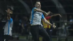 Pelatih Bhayangkara FC, Simon McMenemy, merayakan kemenangan atas Bali United pada laga Liga 1 Indonesia di Stadion Patriot, Bekasi, Jumat (29/9/2017). Bhayangkara menang 3-2 atas Bali. (Bola.com/Vitalis Yogi Trisna)