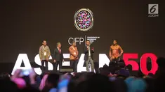 Pendiri FPCI, Dino Patti Djalal (kedua kiri) saat membuka conference on Indonesia Foreign Policy 2017 di Jakarta, Sabtu (21/10). (Liputan6.com/Faizal Fanani)