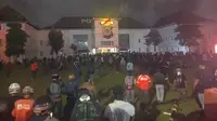 Demo di Polda DIY Ricuh, Dua Mobil Terbakar dan Pagar Rusak