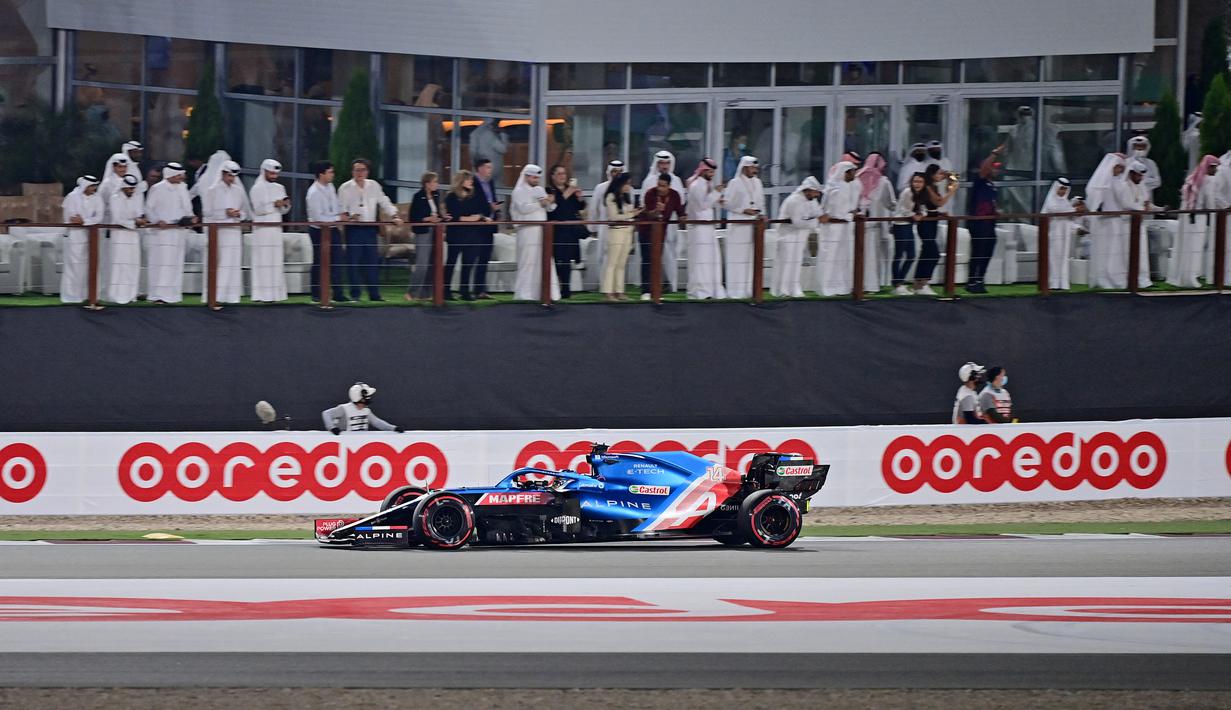 Perebutan podium terakhir berlangsung sengit antara Fernando Alonso dan Perez. Strategi berani Alonso untuk tidak mengganti ban sukses usai Virtual Safety Car (VSC) menyala setelah marshal harus membersihkan serpihan dari mobil Nicolas Latifi yang juga mengalami pecah ban. (AFP/Karim Jaafar)