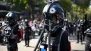 Penggemar cerita dan film Star Wars mengenakan kostum saat parade yang disebut "Hari Pelatihan" di Paseo de la Reforma, Meksiko, pada Sabtu 15 Oktober 2022. Beragam kostum bertema Star Wars dikenakan para penggemar dalam parade tersebut. (ALFREDO ESTRELLA/AFP)