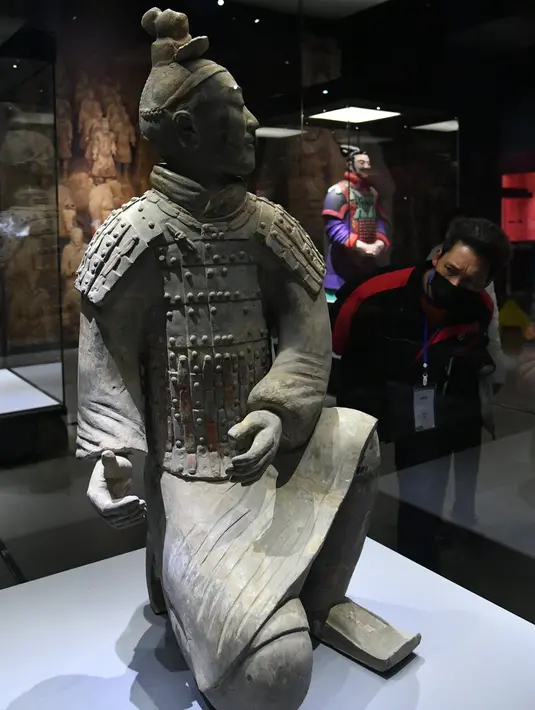 Patung prajurit terakota di Museum Shandong di Jinan, Provinsi Shandong, China timur (24/4/2020). Sebuah pameran yang menampilkan prajurit-prajurit terakota dan lebih dari 140 relik lainnya akan segera diselenggarakan di museum tersebut. (Xinhua/Zhu Zheng)
