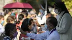 Warga berbaris agar dahi mereka ditandai dengan salib abu di Gereja Redemptorist selama upacara Rabu Abu di Manila, Filipina (2/3/2022). Jutaan orang Filipina beramai-ramai ke gereja dan dahi mereka ditandai dengan salib abu untuk memperingati Rabu Abu. (AP Photo/Aaron Favila)