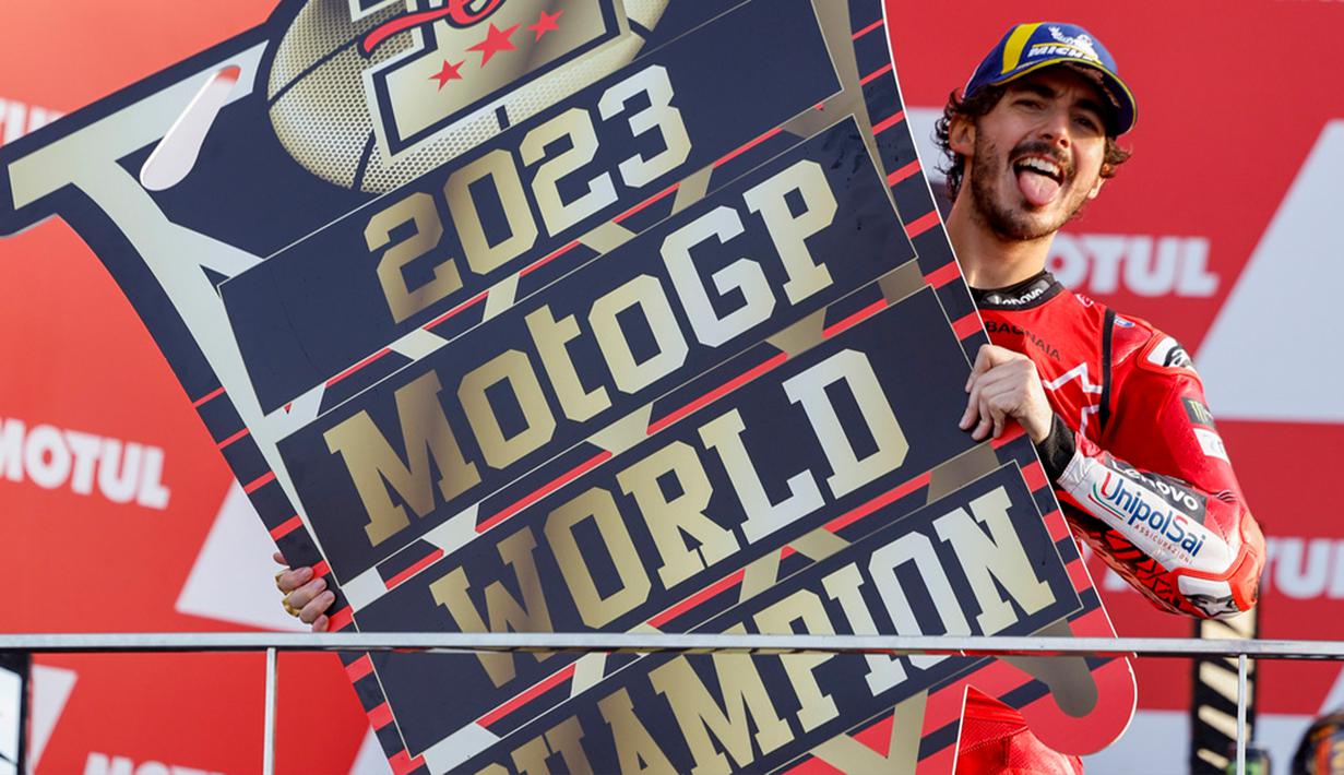 Situasi ini membuat pembalap Spanyol itu panik. Dia kembali membuat blunder dan menabrak Marc Marquez yang menjalani balapan terakhir bersama Repsol Honda di Tikungan 4 putaran keenam. (AP Photo/Alberto Saiz)