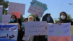 Aksi sekelompok wanita saat berunjuk rasa di Herat, Afghanistan, Kamis (2/9/2021). Para pengunjuk rasa mendesak Taliban menghormati hak-hak kaum perempuan, termasuk menempuh pendidikan. (AFP Photo)