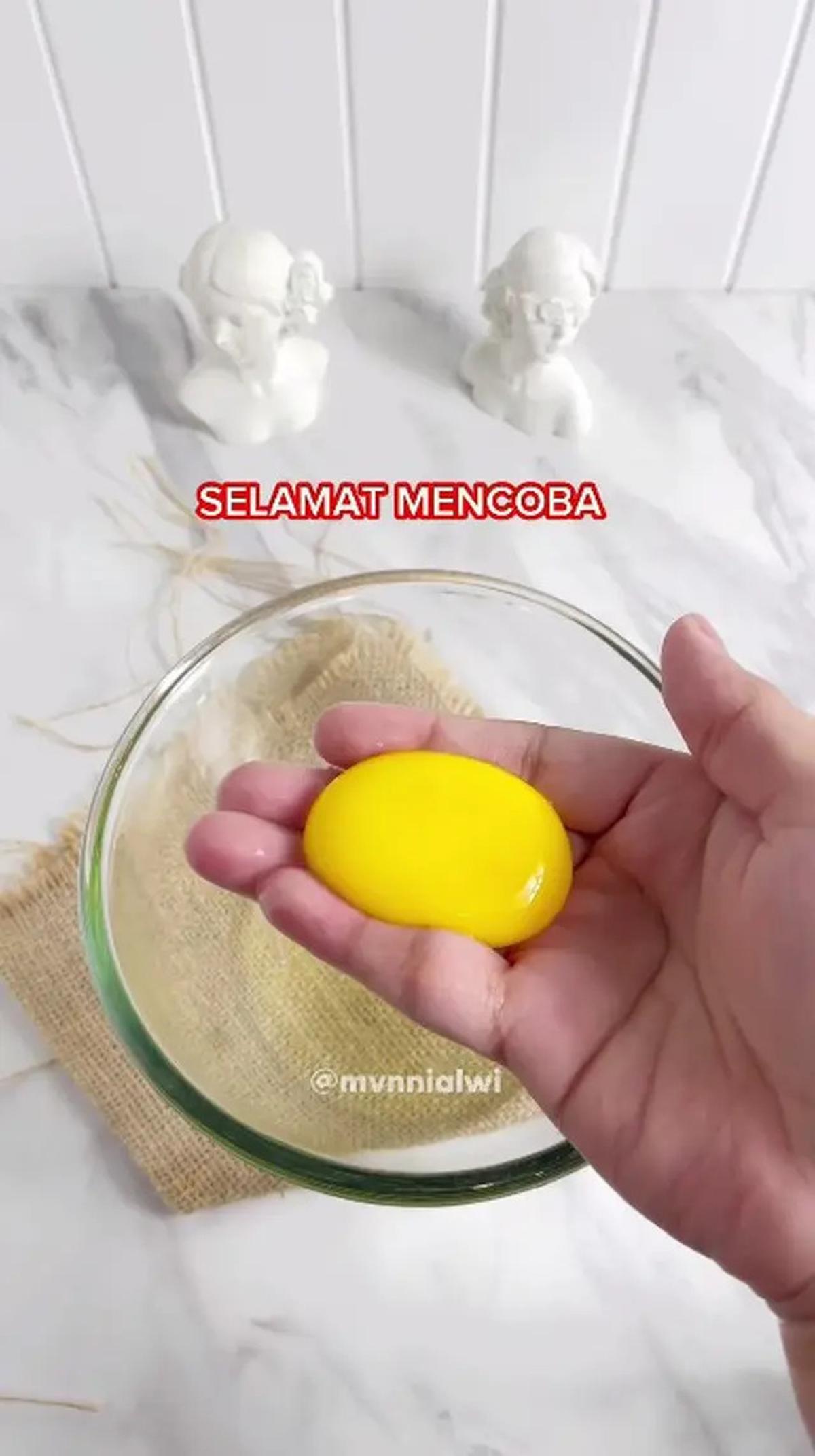 Hanya Pakai 1 Bahan Dapur, Begini Trik Pisahkan Putih dan Kuning Telur Tanpa Ribet