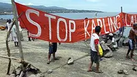 Sejumlah nelayan menutup jalan masuk lokasi reklamasi pantai yang dilakukan oleh salah satu perusahan pengelolah pusat perbelanjaan di Manado, Sulawesi Utara.(Antara)