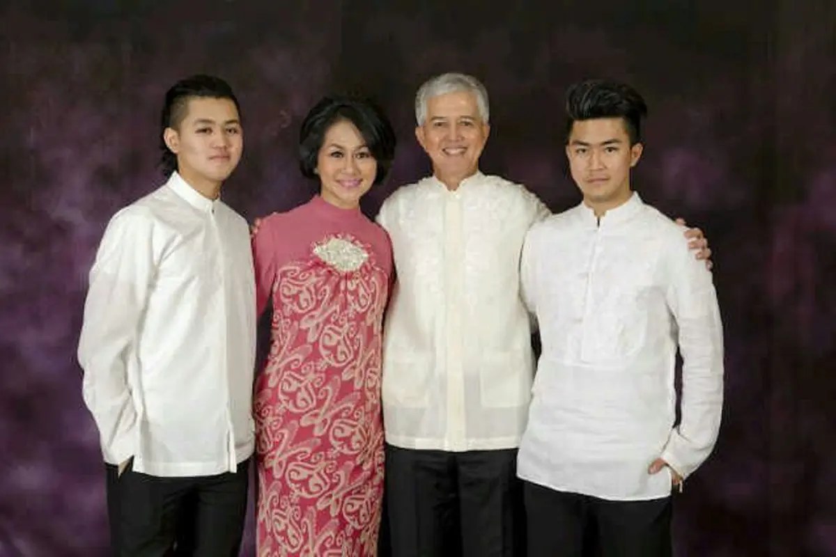 [Bintang] Ayu Dyah Pasha bersama suami dan anak-anak