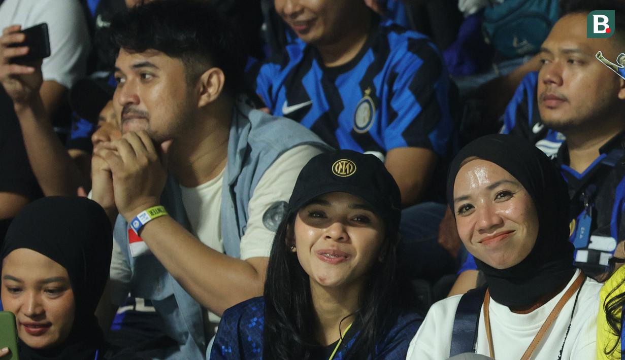 Sejumlah suporter wanita menghadiri acara nonton bareng final Liga Champions 2022/2023 antara Manchester City melawan Inter Milan yang diadakan oleh Inter Club Indonesia dan Bola.com di Tenis Indoor Senayan, Jakarta (11/6/2023) dini hari WIB. (Bola.com/M Iqbal Ichsan)