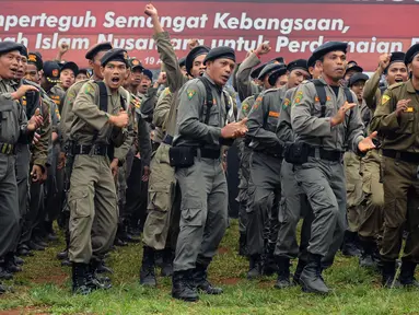 Anggota Banser NU meneriakkan yel yel jelang mengikuti Apel Kebangsaan di Perkemahan Ragunan, Jakarta, Selasa (18/4). Apel Kebangsaan dan Kemah Kemanusiaan ini diikuti ribuan anggota Banser NU dari berbagai daerah. (Liputan6.com/Helmi Fithriansyah)