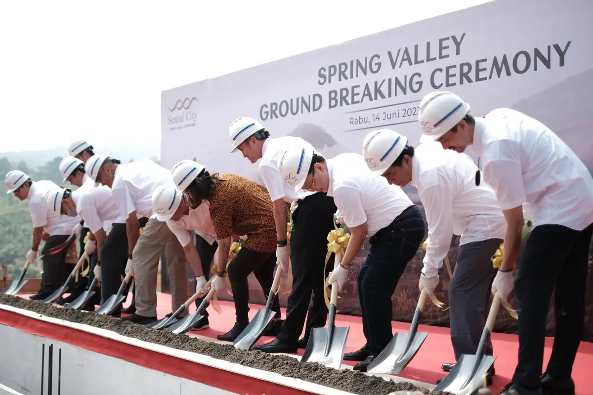 Ketua Asosiasi Real Estate Broker Indonesia (AREBI) Bogor, Swandawati bersama Pengurus PT Sentul City Tbk, meresmikan Ground Breaking perdana untuk hunian Spring Valley di Sentul City