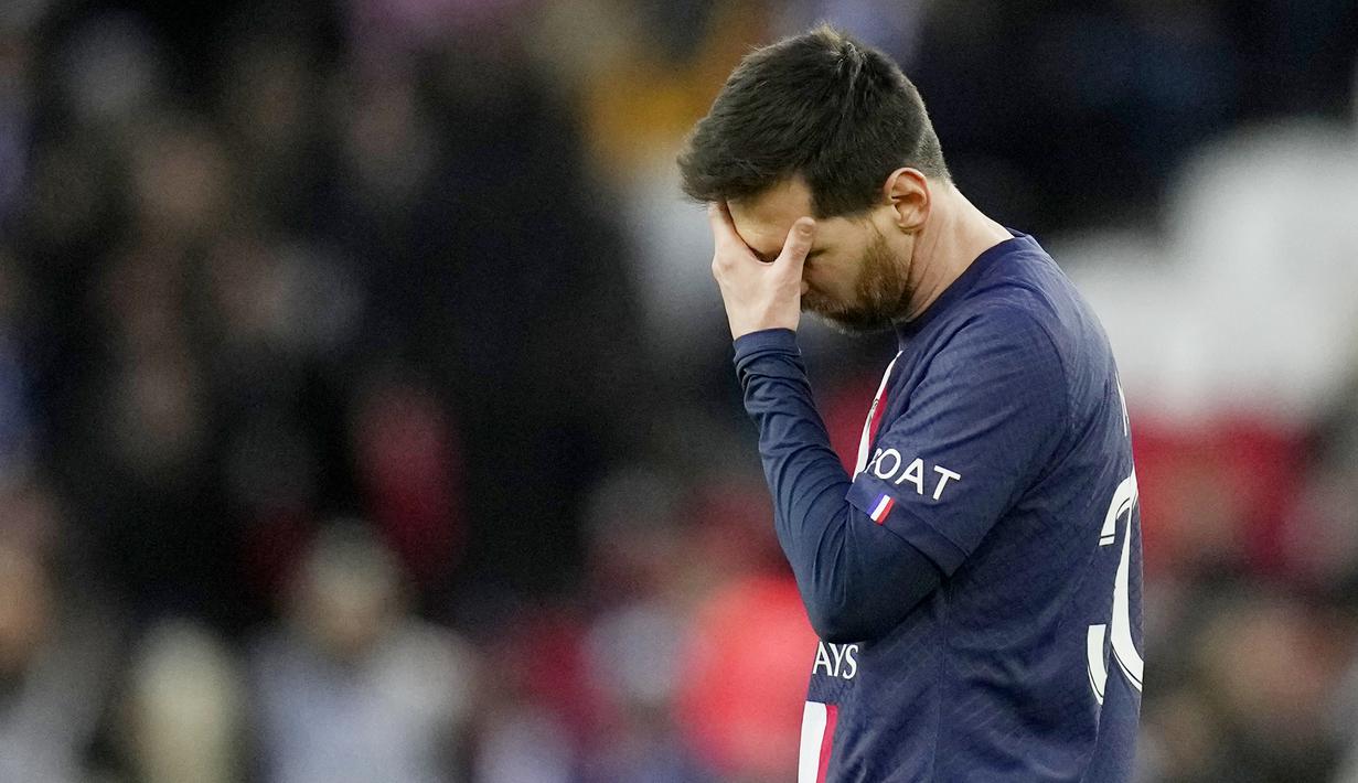 <p>Pemain Paris Saint-Germain (PSG), Lionel Messi, tampak kecewa setelah ditaklukkan Stade Rennes pada laga Liga Prancis di Stadion Parc des Princes, Minggu (19/3/2023). La Pulga dan kawan-kawan dipecundangi Stade Rennes. (AP Photo/Christophe Ena)</p>