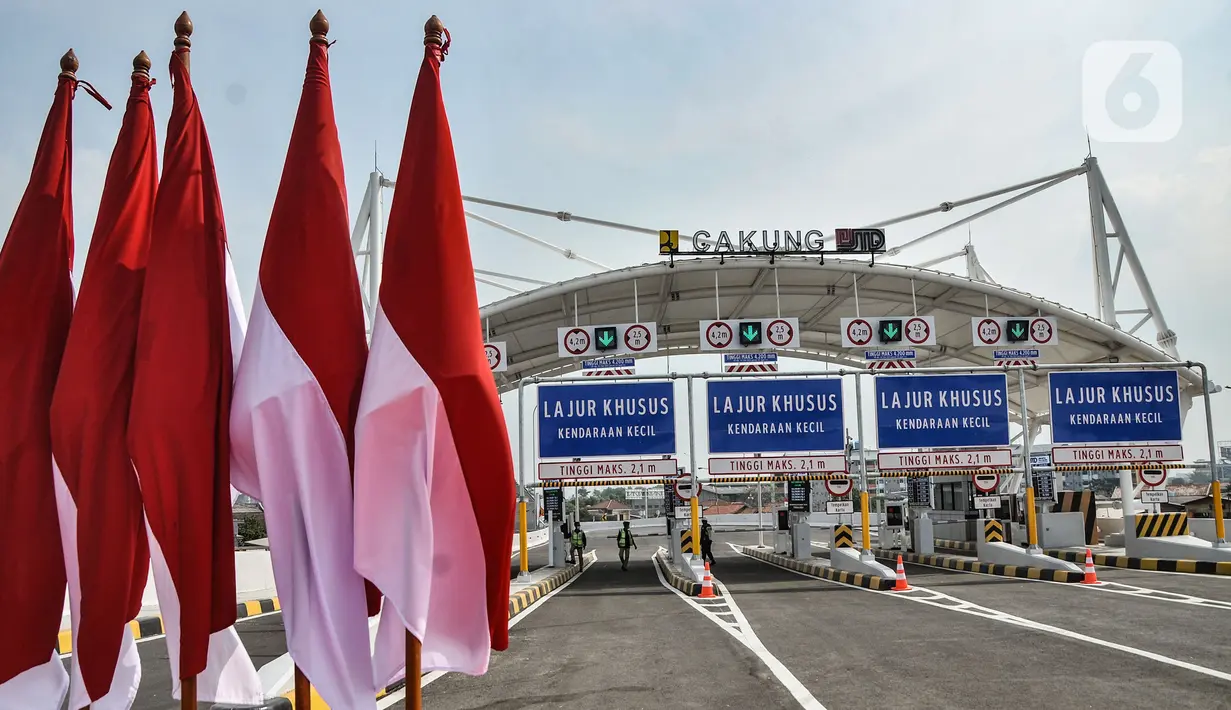 Aktivitas petugas memeriksa kesiapan Gerbang Tol Cakung jelang uji coba Enam Ruas Tol Dalam Kota Segmen Kelapa Gading-Pulo Gebang, Jakarta, Senin (23/8/2021).  Jalan tol segmen Kelapa Gading-Pulo Gebang telah diresmikan pada hari ini oleh Presiden Joko Widodo. (merdeka.com/Iqbal S Nugroho)
