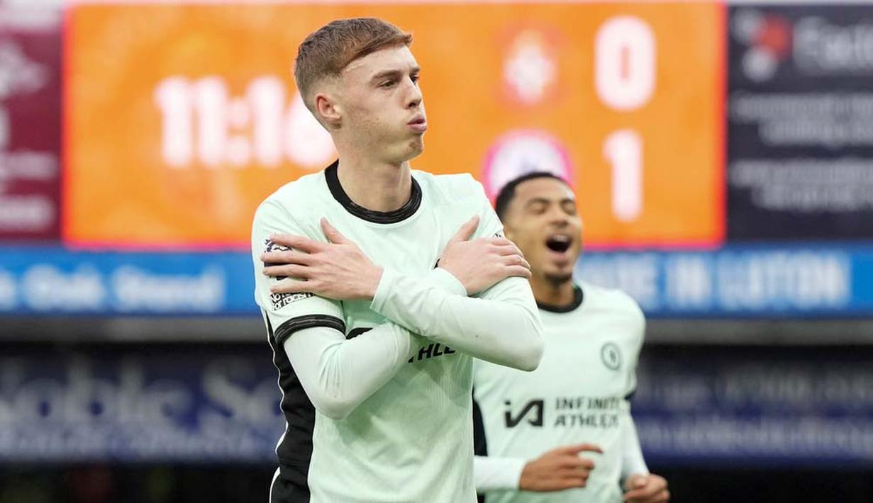 Pemain Chelsea, Cole Palmer, melakukan selebrasi setelah mencetak gol ke gawang Luton Town pada laga pekan ke-20 Premier League 2023/2024 di Kenilworth Road, Sabtu (30/12/2023). The Blues menang dengan skor tipis 3-2. (AP Photo/Alastair Grant)