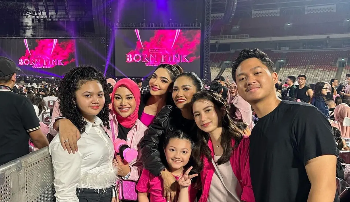 Ashanty dan Krisdayanti tampak kompak menyaksikan grup asal Korea Selatan ini. Terlihat Azriel menemani sang kekasih, Sarah Menzel. [Instagram/ashanty_ash]