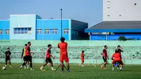 Latihan Arema FC yang digelar di Stadion Gajayana, Malang, Rabu (11/5/2022), direkam oleh kamera oleh video analis, FX yanuar, dan dilaporkan kepada pelatih kepala Eduardo Almeida. (Bola.com/Iwan Setiawan)