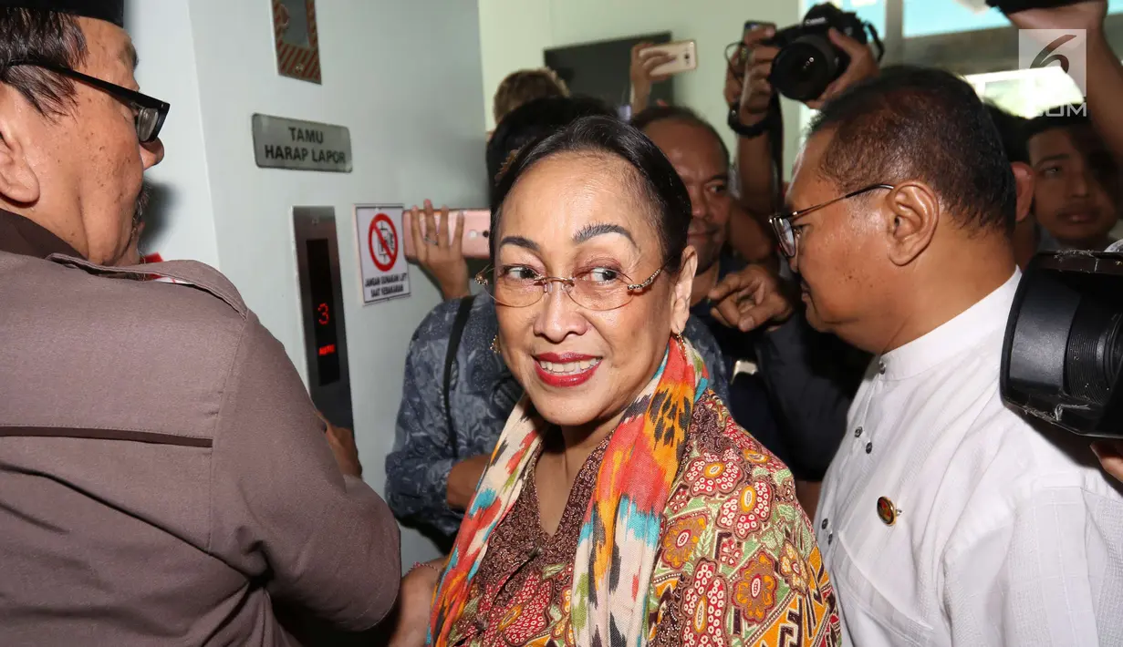Budayawati Sukmawati Soekarnoputri mendatangi kantor Majelis Ulama Indonesia (MUI) di Jakarta, Kamis (5/4). Kedatangan Sukmawati untuk mengadakan pertemuan  tertutup dengan Ketua Umum MUI, Ma'ruf Amin. (Liputan6.com/Angga Yuniar)