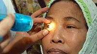 Warga menjalani screening mata katarak, di Pamekasan, Madura, Jatim. Bakti sosial ini diikuti sekitar 200 lebih penderita mata katarak.(Antara)