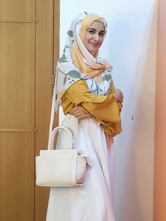 Kehamilan anak ketiga ini juga diluar dari perencanaan. Selama ini, anak serta mantunya tidak mengikuti program kehamilan apalagi menundanya. Karena sedang hamil, idealnya Shireen tidak lagi menyusui anak keduanya. (Instagram/shireensungkar)