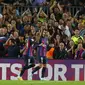 Penyerang Barcelona, Ansu Fati (tengah) berselebrasi dengan rekan setimnya usai mencetak gol ke gawang Villareal pada pertandingan lanjutan La Liga Spanyol di stadion Camp Nou di Barcelona, Spanyol, Jumat (21/10/2022). Barcelona menang atas Villareal 3-0. (AP Photo/Joan Monfort)
