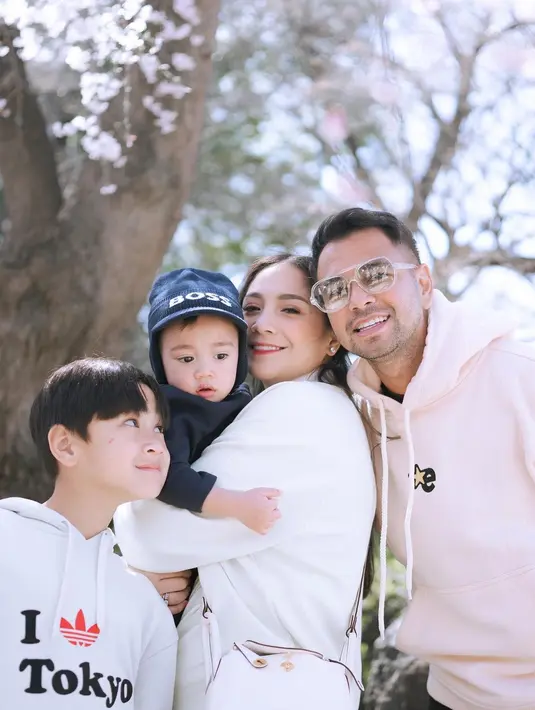Cipung atau Rayyanza yang tampak gemas karena terus tertidur di beberapa foto. Ia mengenakan set baju bayi berwarna biru navy, dengan hoodie yang bisa dipakaikan di kepala. Foto: Instagram.