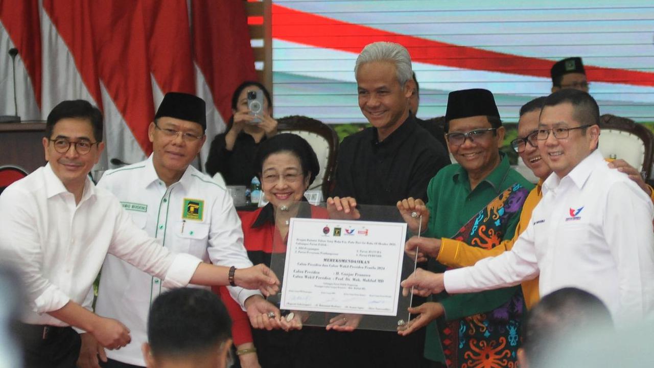"Dengan mengucap bismillahirrahmanirrahim, maka cawapres yang dipilih PDIP yang akan mendampingi bapak Ganjar adalah Profesor Mahfud MD,"<br>