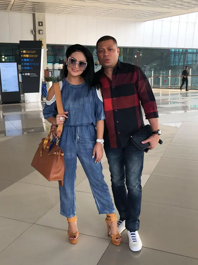 6 Gaya Fashion Airport Krisdayanti, Selalu Tampil Modis