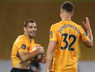 Bek Wolverhampton Wanderers, Jonny Otto, merayakan gol yang dicetaknya ke gawang Crystal Palace pada laga lanjutan Premier League di Molineux Stadium, Selasa (21/7/2020) dini hari WIB. Wolves menang 2-0 atas Crystal Palace. (AFP/Martin Rickett/pool)