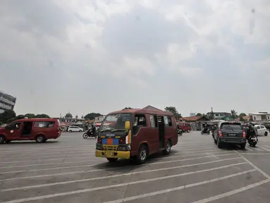 Suasana lalu lintas di persimpangan Terminal Pulo Gadung, Jakarta, Rabu (5/9). Tiadanya jembatan penyeberangan orang (JPO) dan lampu merah mengancam keselamatan pejalan kaki dan pengendara. (Merdeka.com/Iqbal Nugroho)
