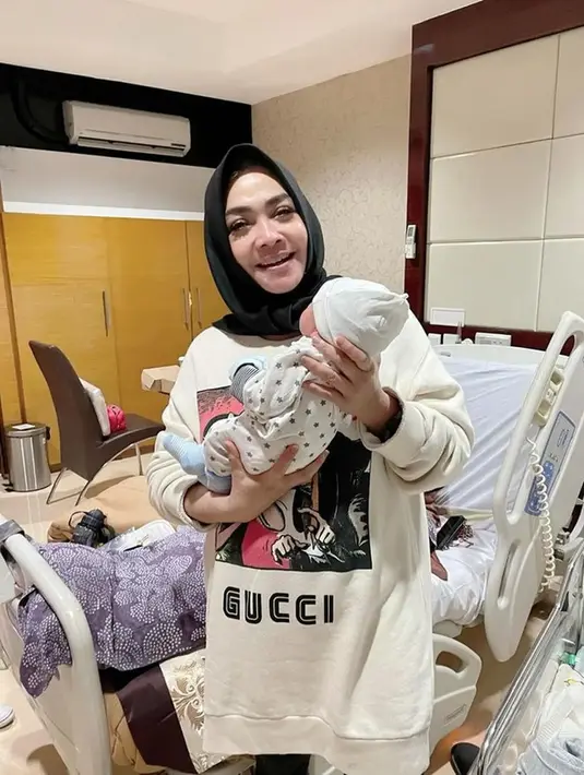 Seleb Gendong Cucu (Instagram/rieta_amilia)